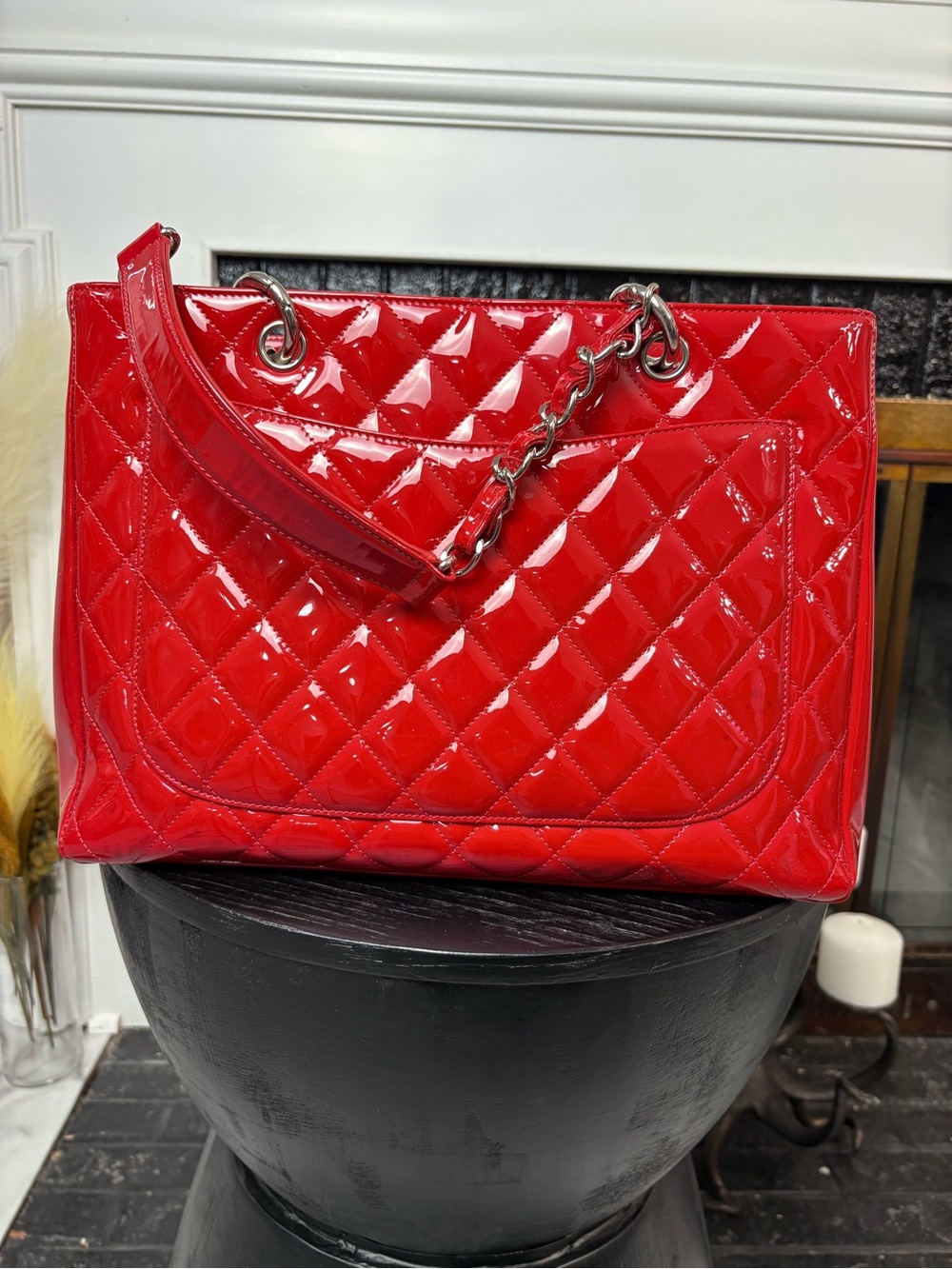 CHANEL Red Quilted Patent Leather Grand Shopping Tote with Double-C Logo - Picture 4 of 15
